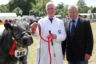 Jim Ervine, Chairman NI Blue Cattle Club with Jim Sloan, Chairman, British Blue Cattle Society .